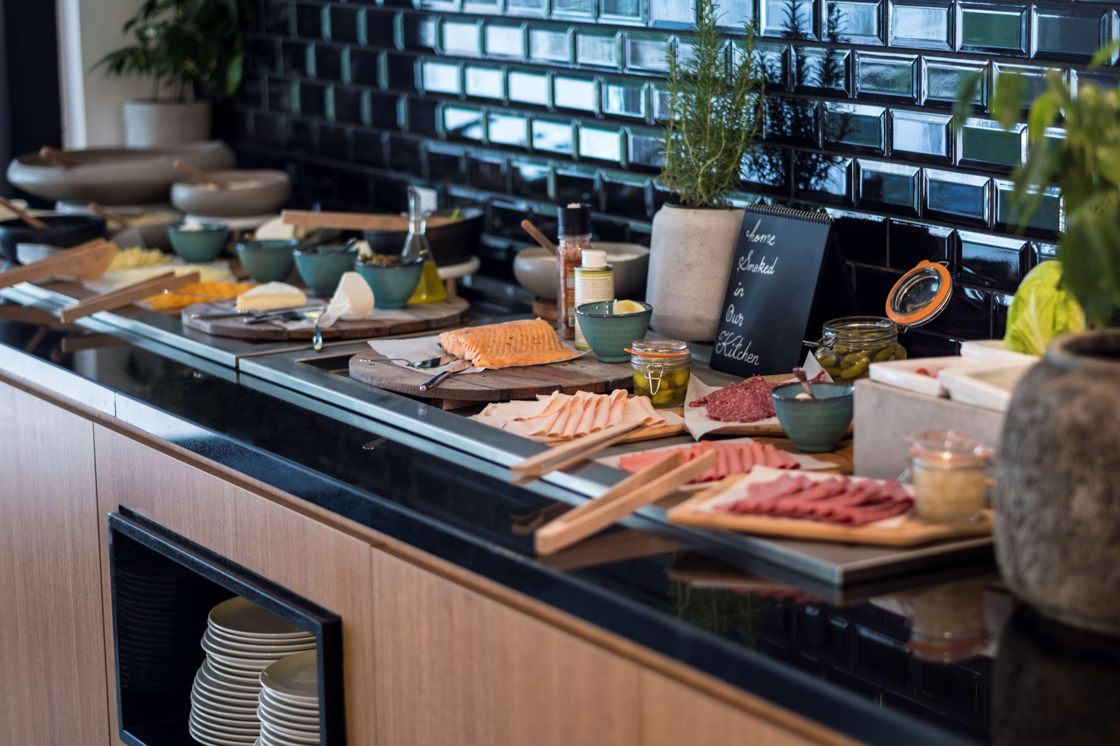 Radisson Blu Hotel, Beirut Verdun エクステリア 写真 A buffet at a hotel