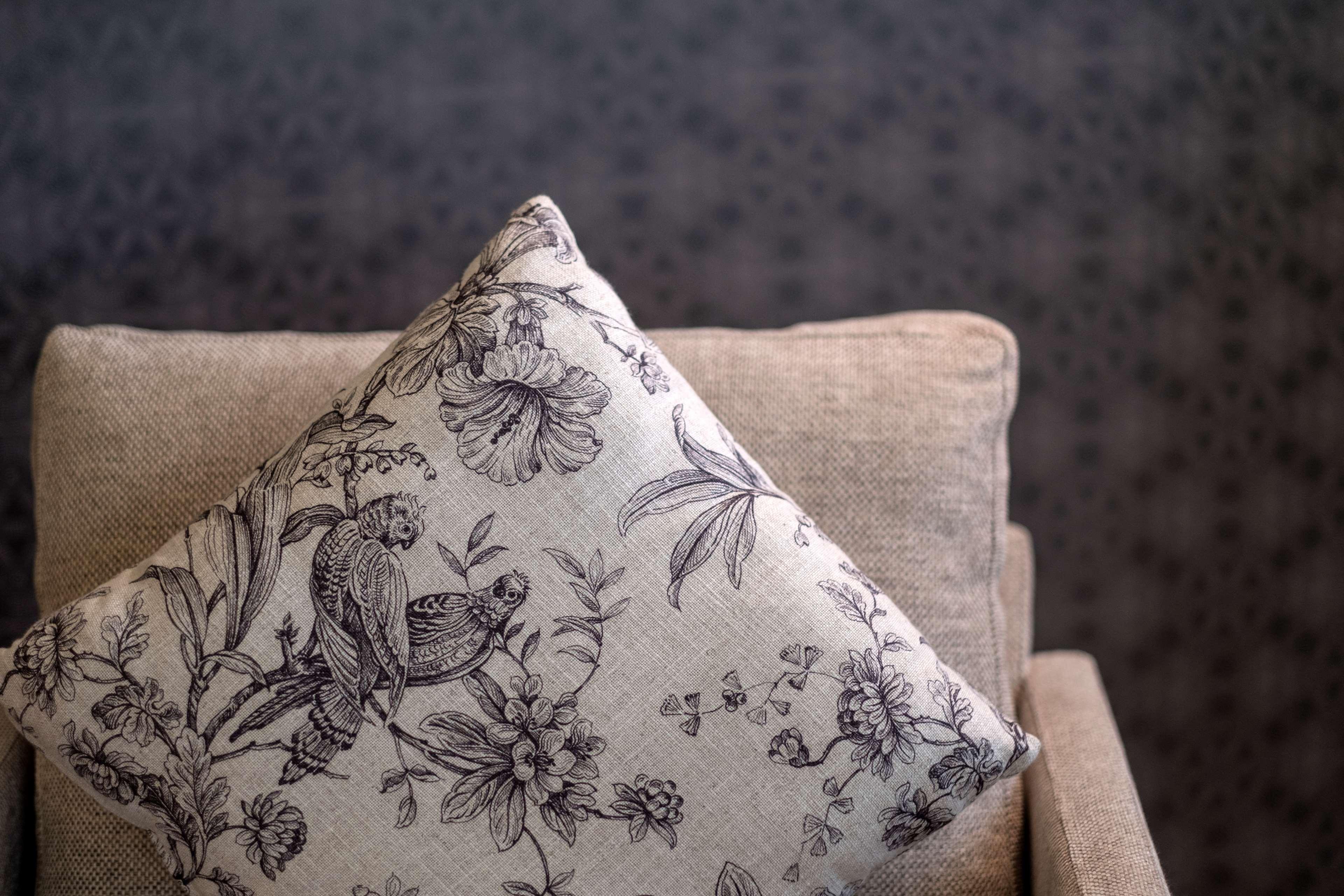 Radisson Blu Hotel, Beirut Verdun エクステリア 写真 A cushion