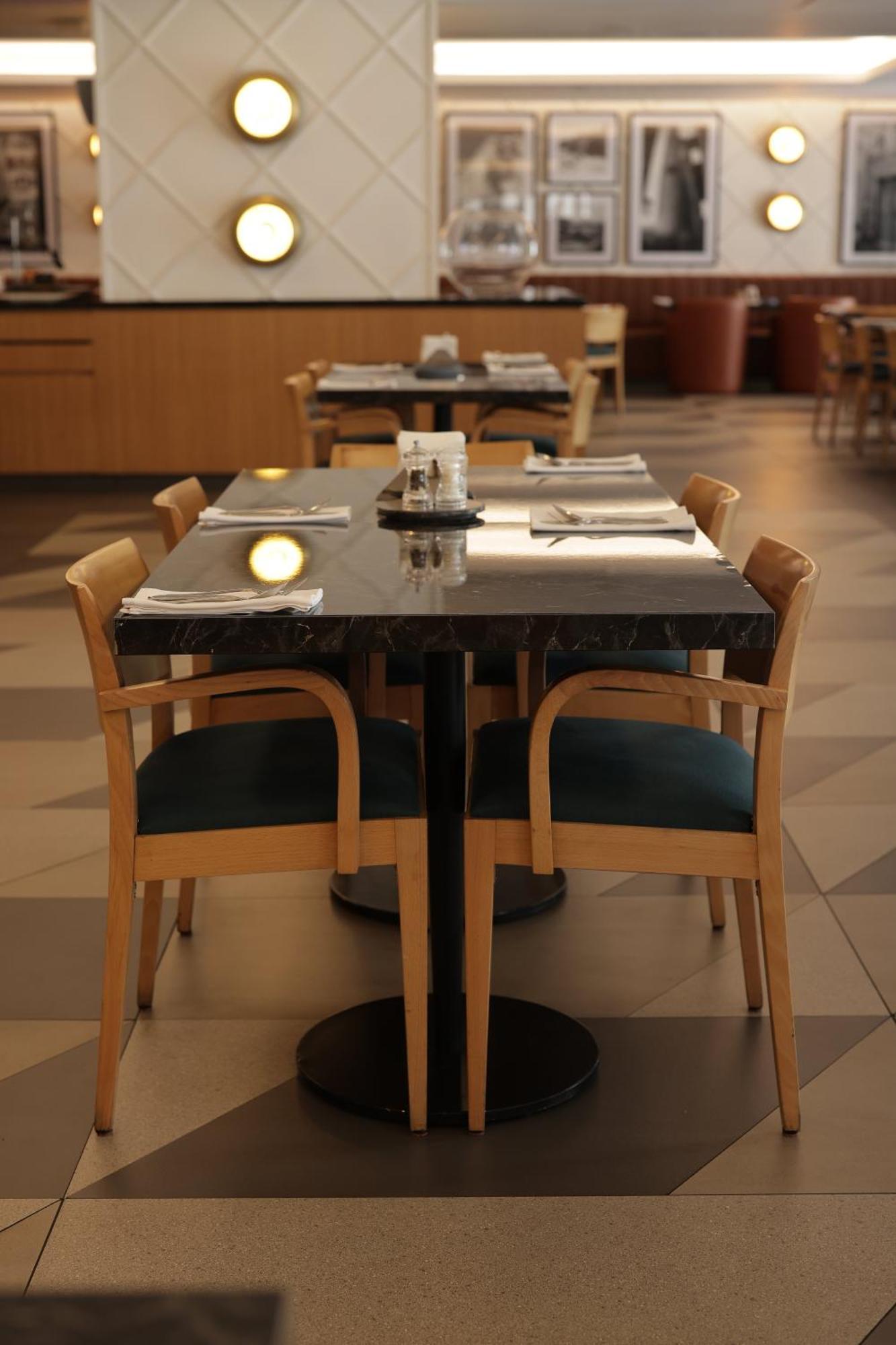Radisson Blu Hotel, Beirut Verdun エクステリア 写真 A table and chairs